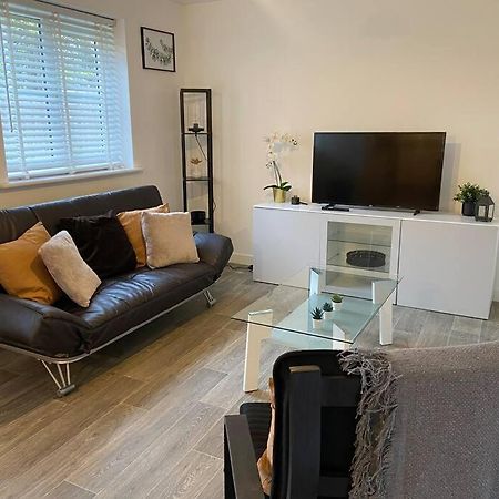 2 Bedroom Private Spacious Apartment In West Midlands เบอร์มิงแฮม ภายนอก รูปภาพ