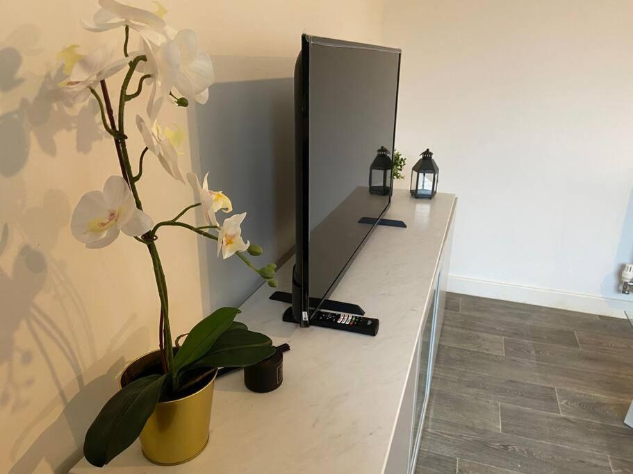 2 Bedroom Private Spacious Apartment In West Midlands เบอร์มิงแฮม ภายนอก รูปภาพ