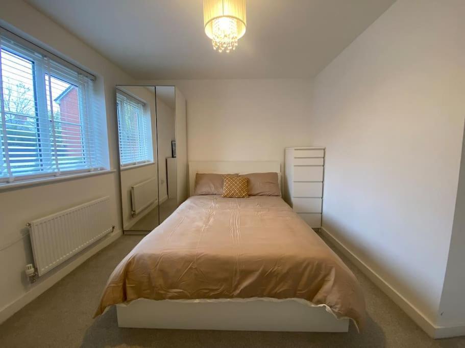 2 Bedroom Private Spacious Apartment In West Midlands เบอร์มิงแฮม ภายนอก รูปภาพ