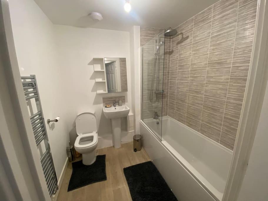2 Bedroom Private Spacious Apartment In West Midlands เบอร์มิงแฮม ภายนอก รูปภาพ