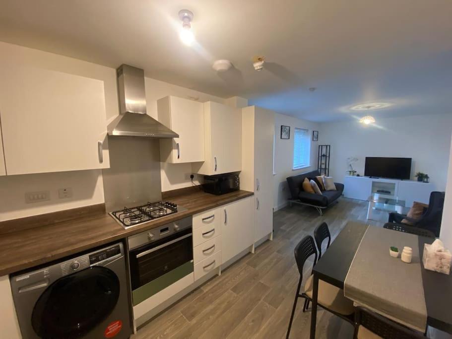 2 Bedroom Private Spacious Apartment In West Midlands เบอร์มิงแฮม ภายนอก รูปภาพ