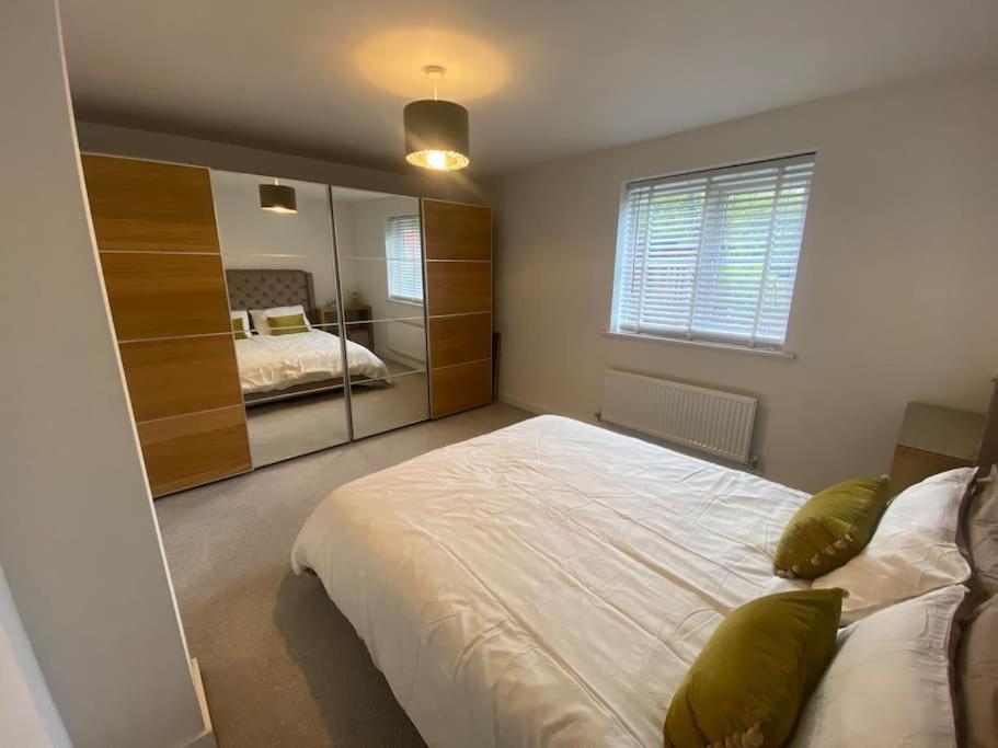 2 Bedroom Private Spacious Apartment In West Midlands เบอร์มิงแฮม ภายนอก รูปภาพ