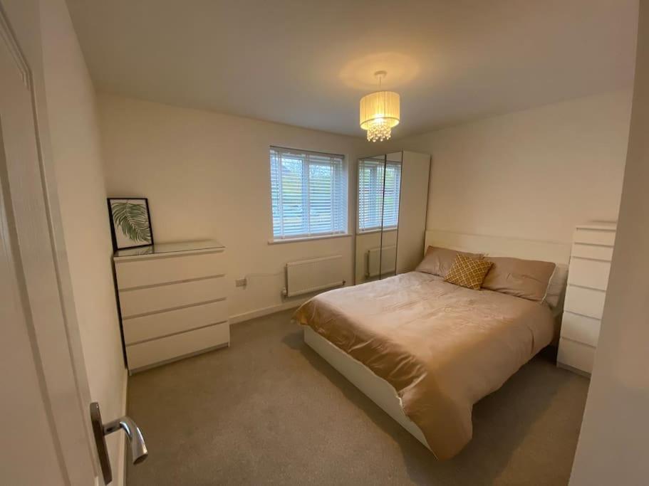 2 Bedroom Private Spacious Apartment In West Midlands เบอร์มิงแฮม ภายนอก รูปภาพ